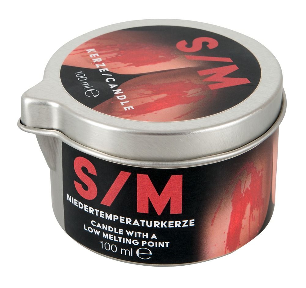 Boîte cylindrique avec couvercle. Inscription S/M et Kerze/Candle. Fond noir avec texte rouge. 100 ml.