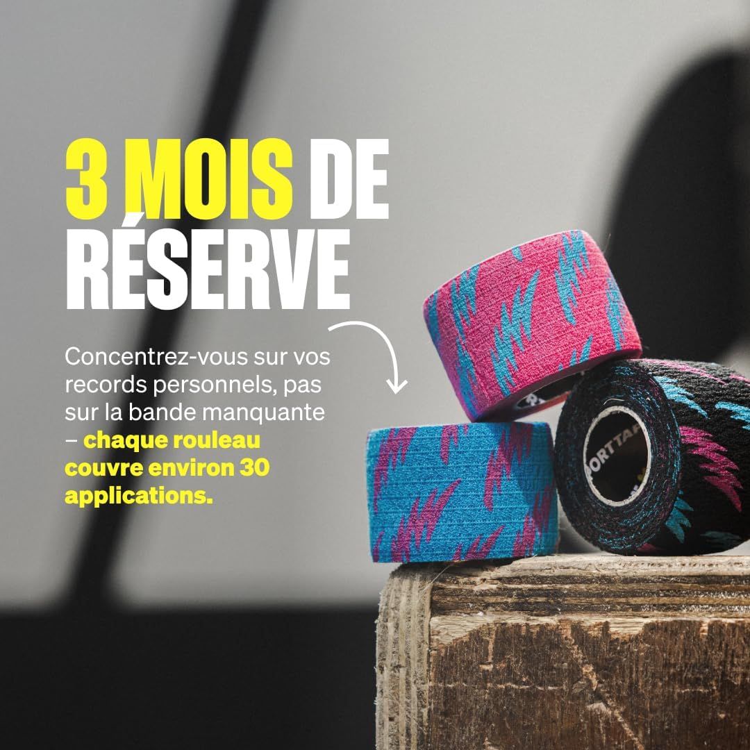 Trois rouleaux de bande de sport à motifs zigzag rose-bleu et noir-rose sont empilés sur un bloc de bois.