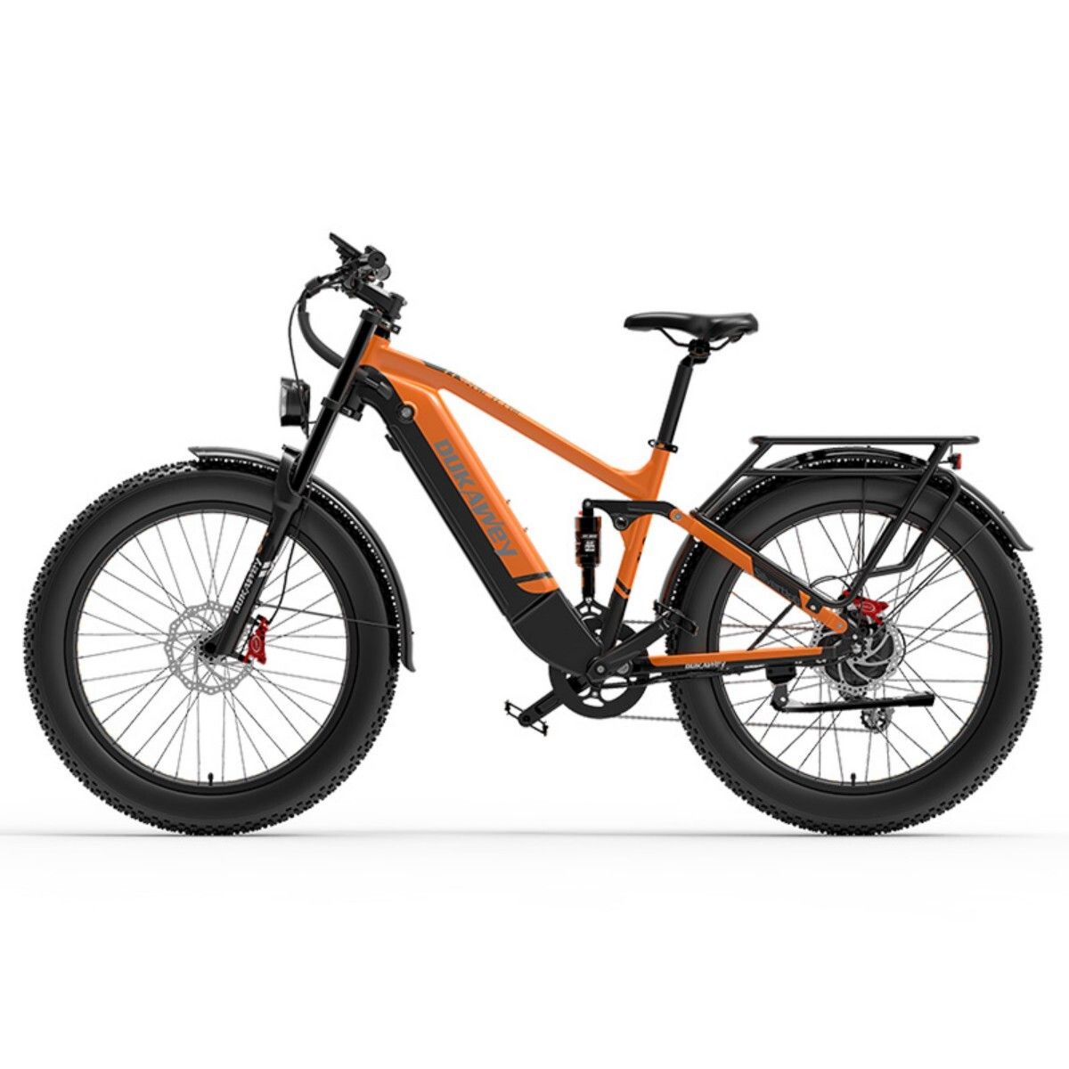 Oranje elektrische mountainbike met zwarte elementen. Brede banden, bagagerek, koplamp. Zwart zadel en stuur.