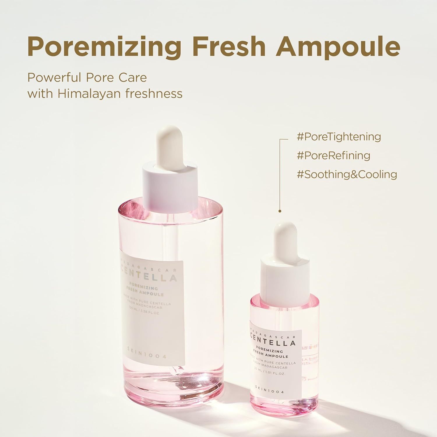 Twee ampullen met pipetten, een grote en een kleine. Tekst: Poremizing Fresh Ampoule. SKIN1004. Achtergrond: licht.