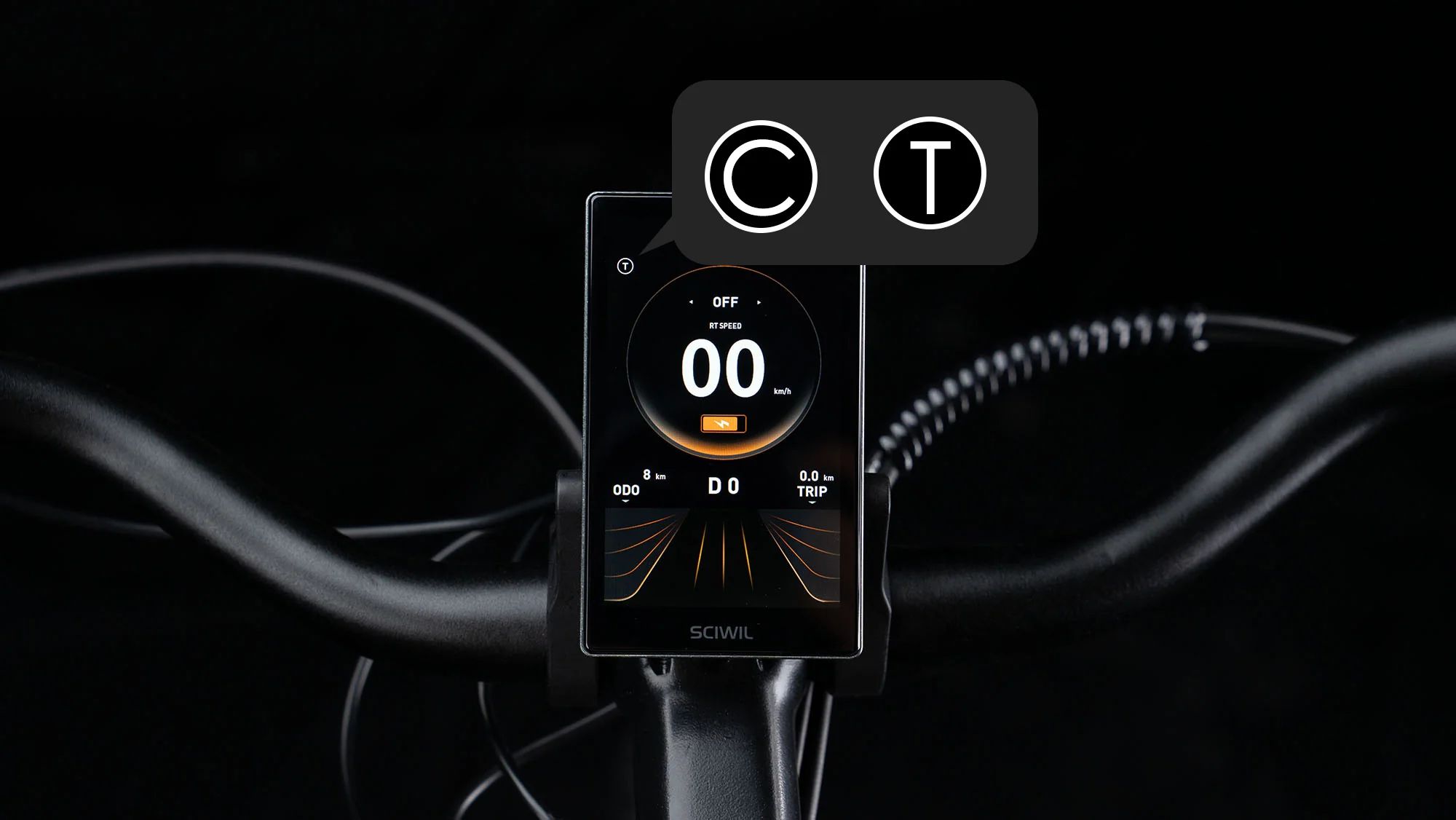 Ordinateur de vélo affichant vitesse, état de la batterie et autres informations. Fond noir.