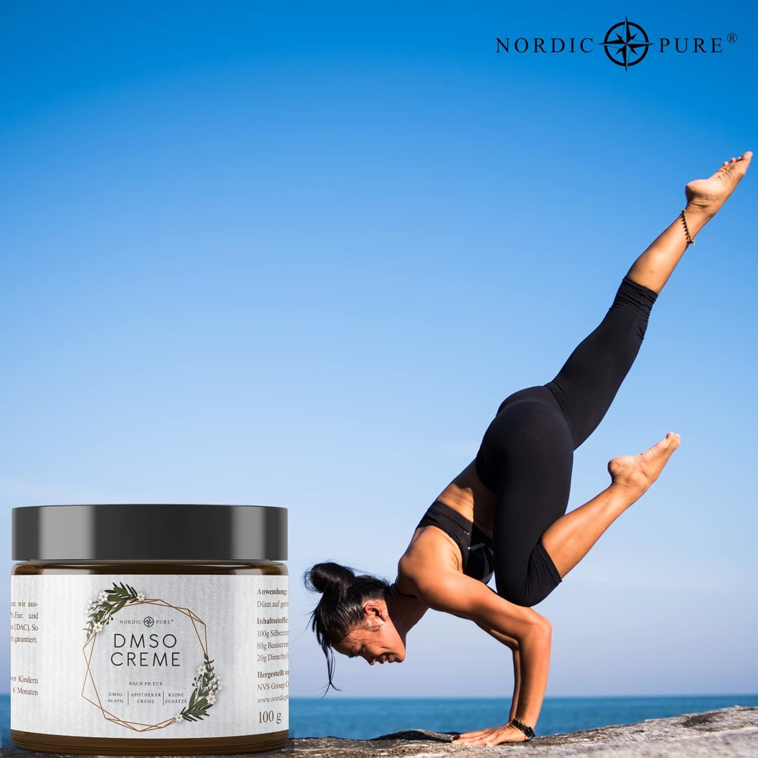 Vrouw doet yoga-oefening. Naast haar staat een pot DMSO crème. Logo: Nordic Pure. Opschrift: DMSO Creme. Tekst: 100 g.