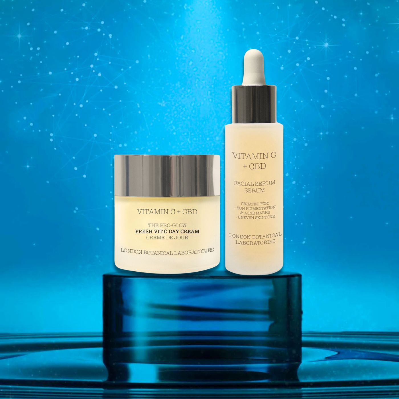 Cosmeticaset met crème en serum. Beide met "Vitamin C + CBD" en "London Botanical Laboratories", op een sokkel.