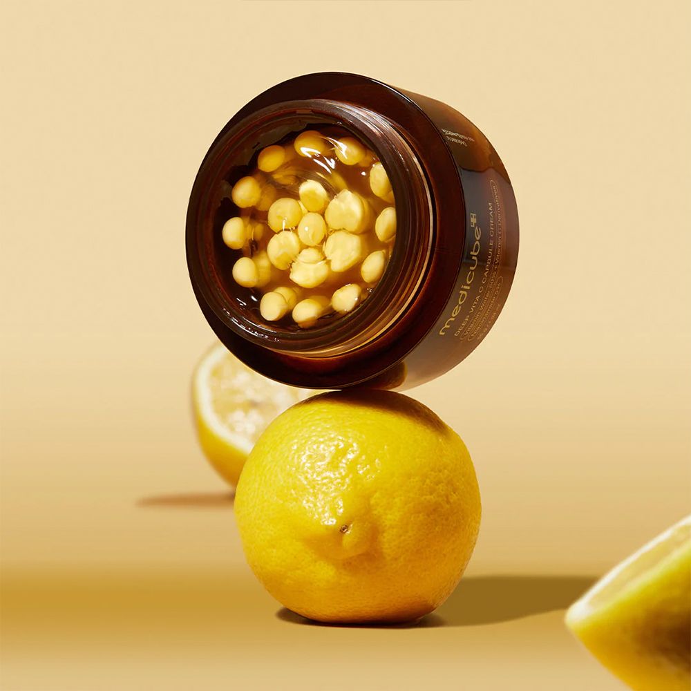 Crème en capsules Medicube Deep Vita C avec des citrons.