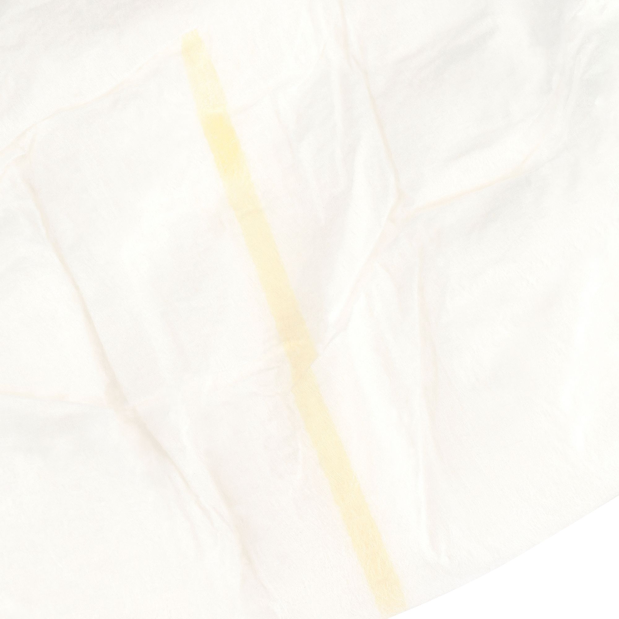 Close-up van een gele streep op een witte luier.
