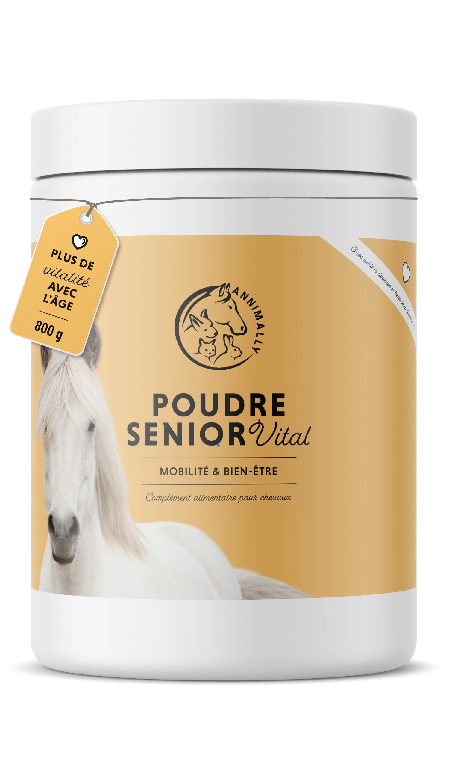 Pot blanc avec étiquette. Inscription: Poudre Senior Vital. 800 g. Logo avec cheval, chien et lapin.