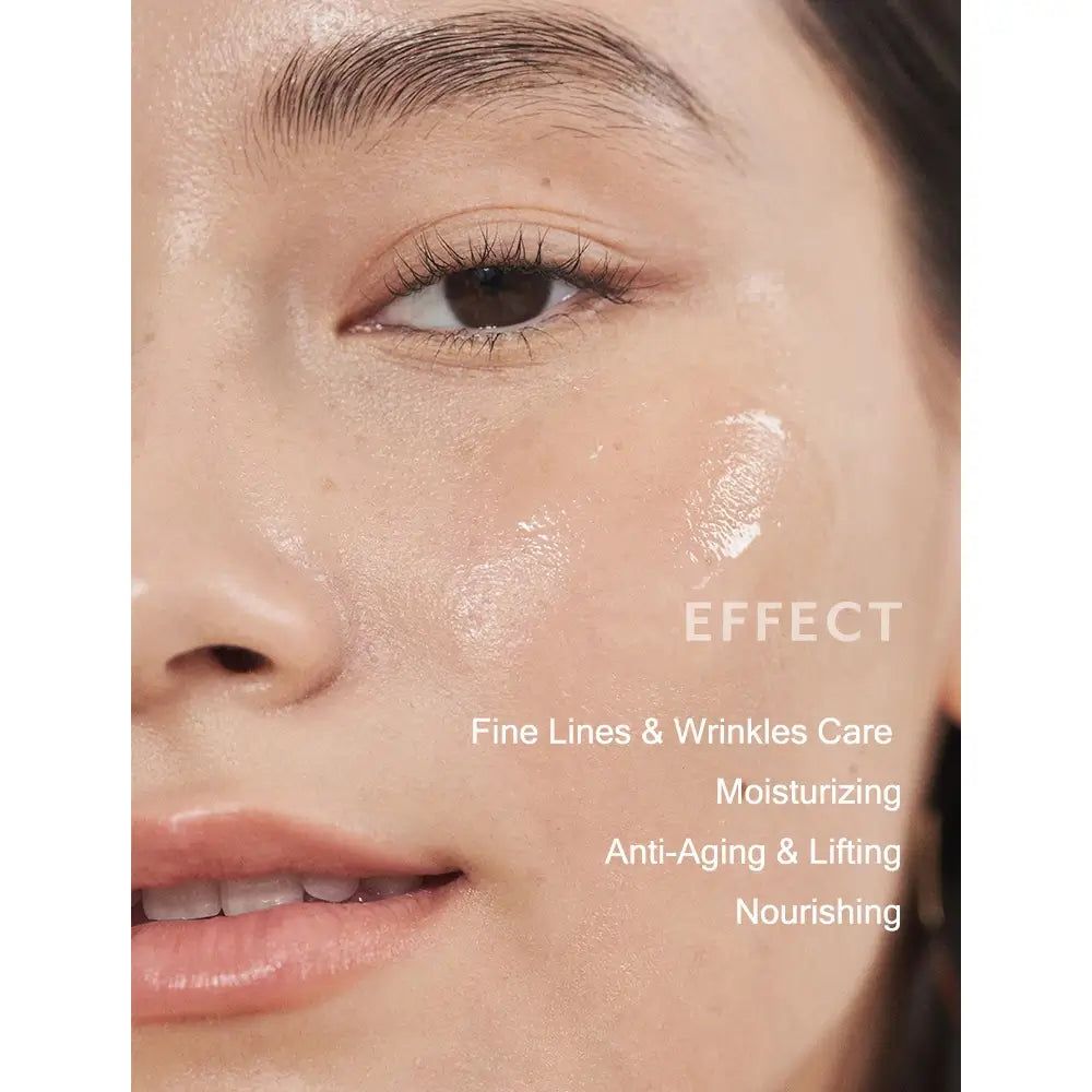 Close-up van een gezicht met crème. Tekst: Fine Lines & Wrinkles Care, Moisturizing, Anti-Aging & Lifting, Nourishing.