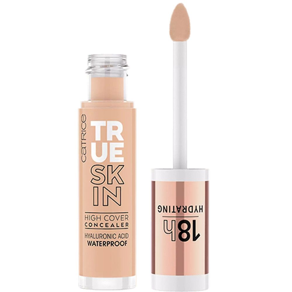 Flacon de correcteur avec applicateur. Inscription: True Skin, High Cover Concealer, Acide hyaluronique, Waterproof. Bouchon ouvert.