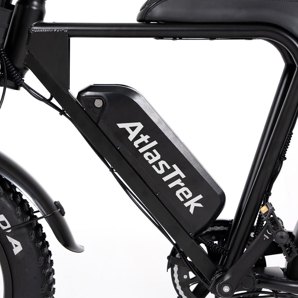 Close-up van de accu van een e-bike met het AtlasTrek-logo. Zwart frame.