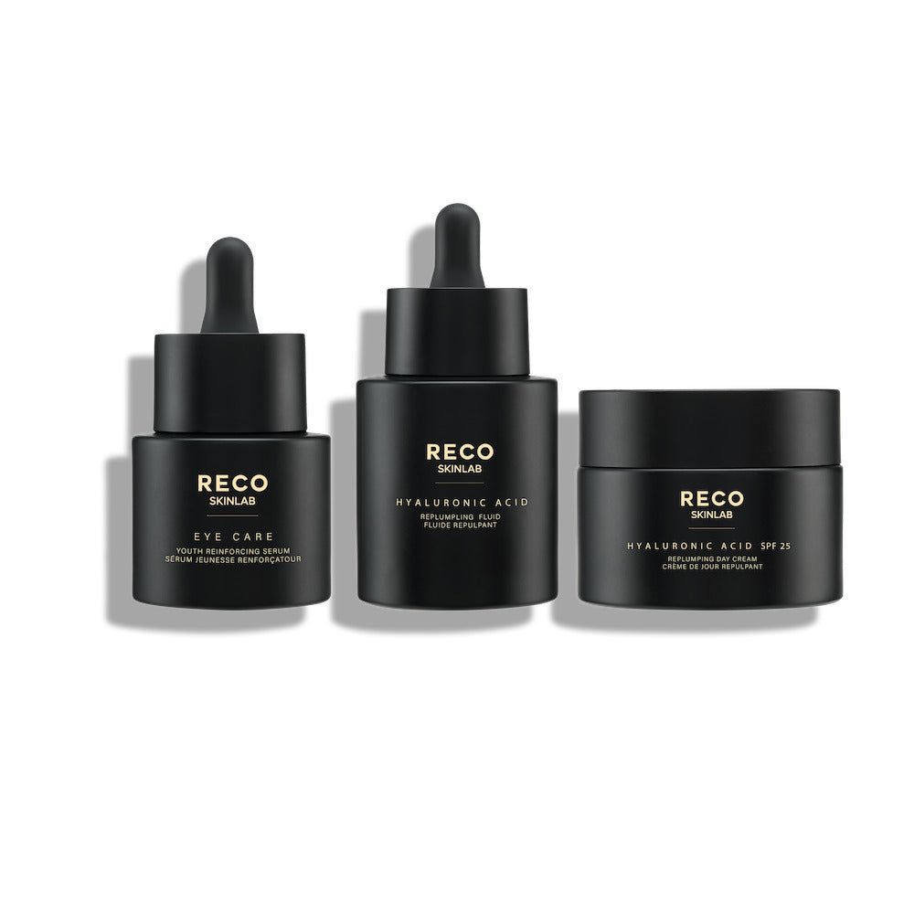 Trois flacons noirs RECO SKINLAB. Inscriptions : Eye Care, Hyaluronic Acid, Hyaluronic Acid SPF 25. Tous avec des pipettes noires.