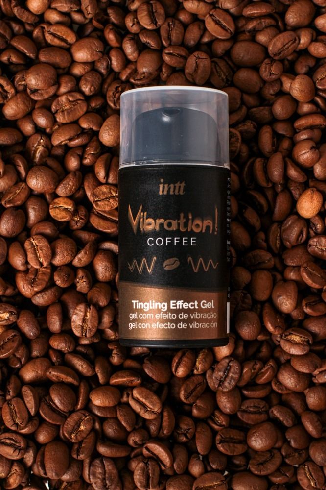 Flacon avec pompe, entouré de grains de café. Produit : Vibration! Coffee Tingling Effect Gel. Marque : INTT.