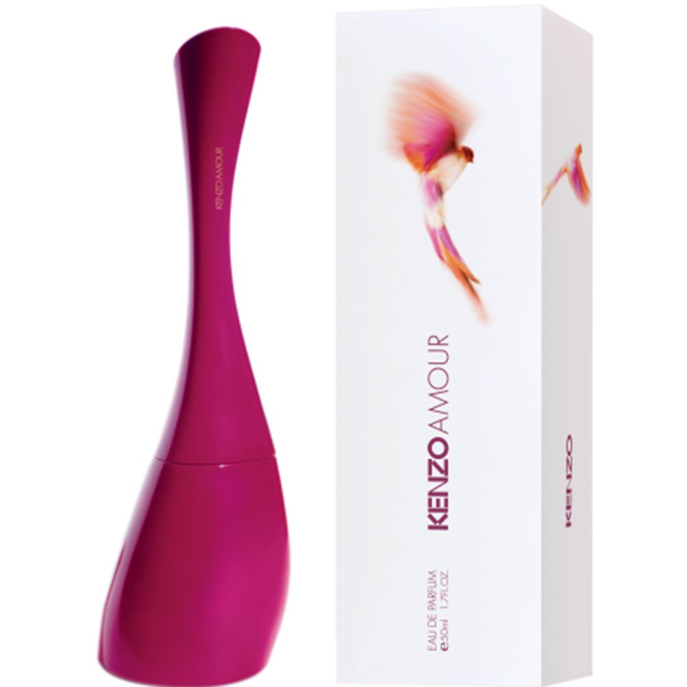 Flacon rose, forme allongée et incurvée, avec emballage blanc. Nom et logo du produit visibles.