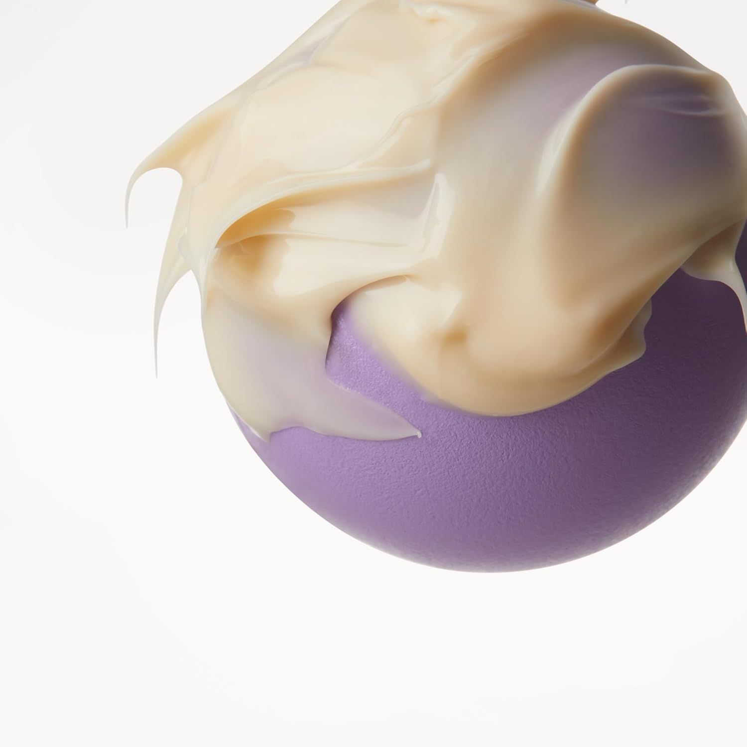 Romige textuur van Belif Youth Creator Age Knockdown V Cream op een paarse bol.