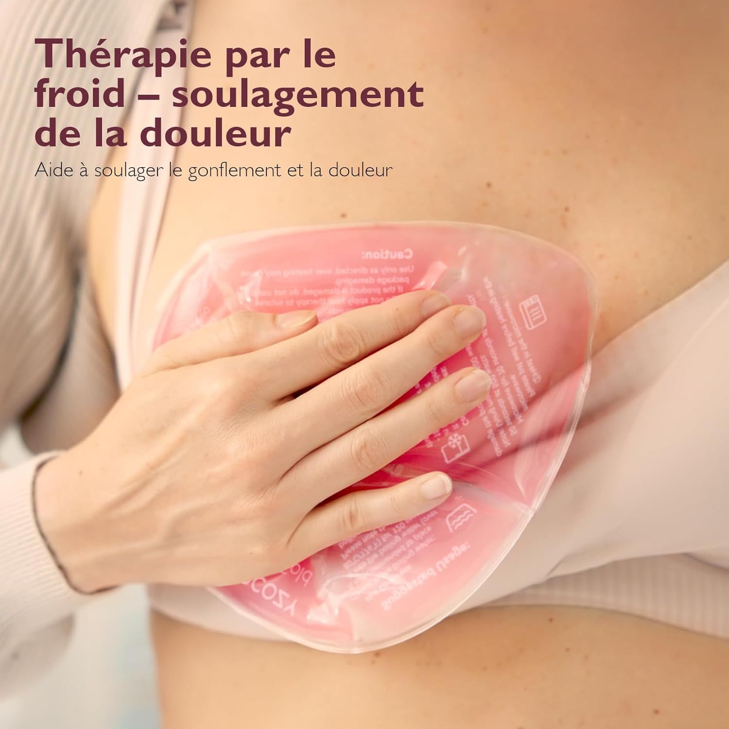 Une main tient une compresse froide rose sur la poitrine. Texte : Thérapie par le froid – soulagement de la douleur.