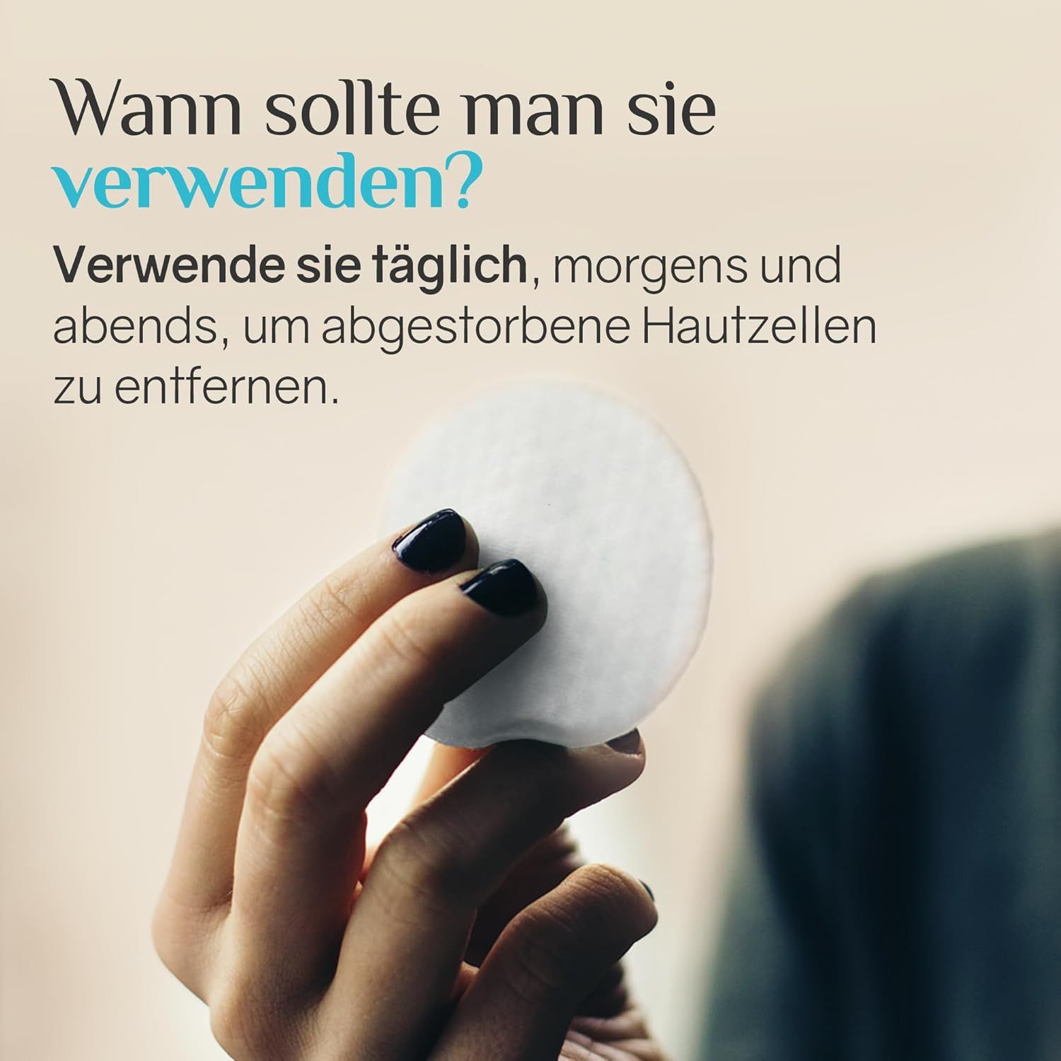 Hand houdt een Ardaraz peeling-pad vast. Dagelijks gebruik om dode huidcellen te verwijderen.