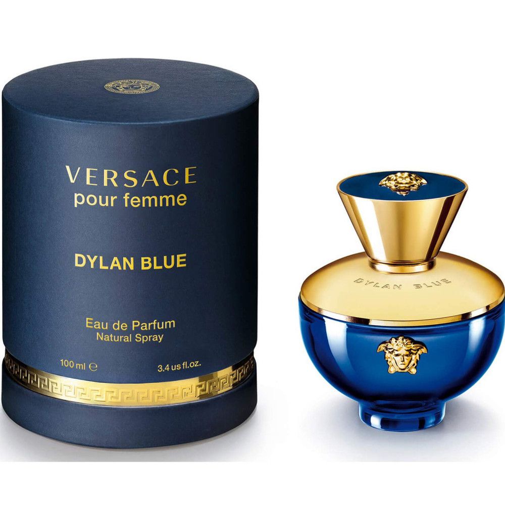 Blauwe parfumfles en cilindrische verpakking. Gouden accenten. Opschrift: Versace Pour Femme Dylan Blue.