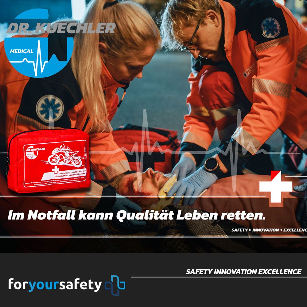 Rode EHBO-tas naast paramedici die een gewonde behandelen. Dr. Kuechler Medical® logo.