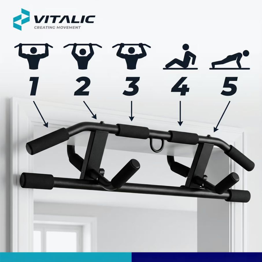Barre de traction pour cadre de porte. Structure métallique noire avec poignées bleues. 5 exercices illustrés. Logo VITALIC.