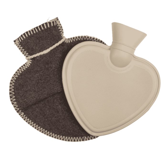 Bouillotte en forme de cœur. Housse en feutre marron, poche intérieure en caoutchouc beige. Point de couture blanc. Ouvert.