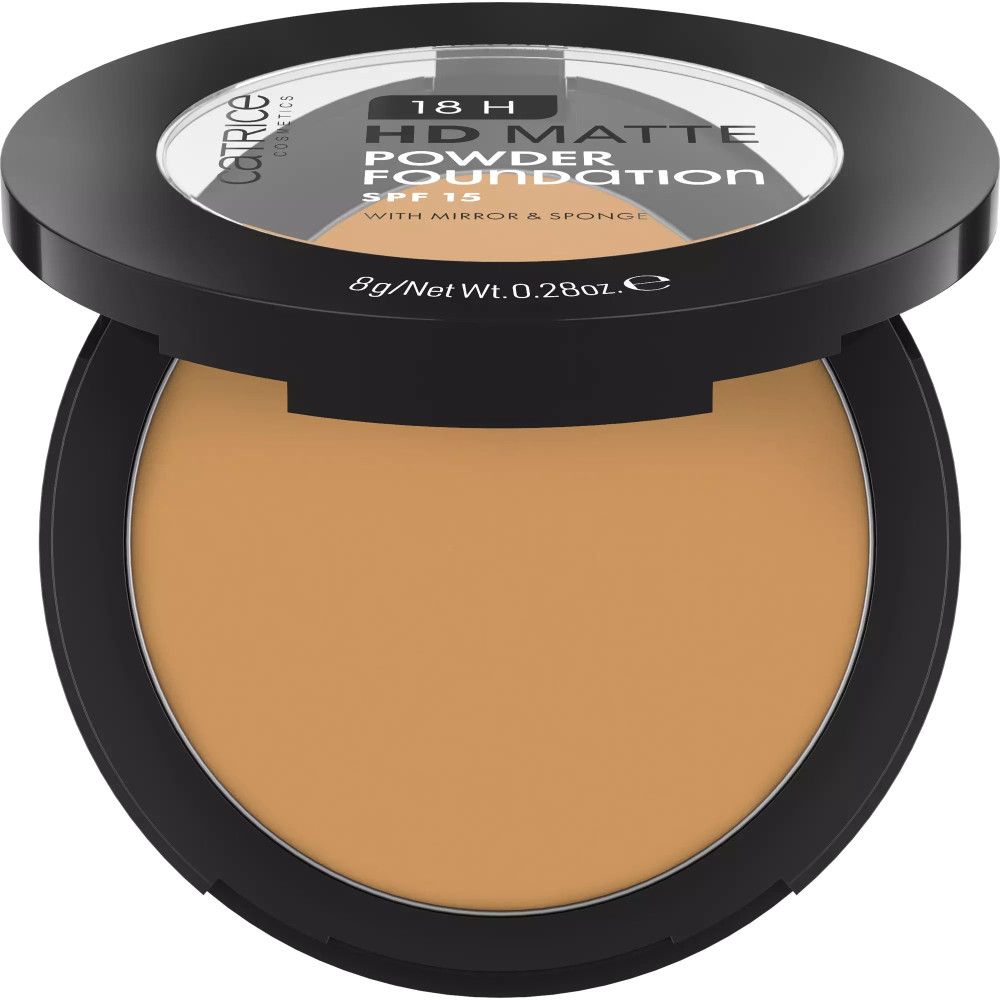 Boîtier ouvert noir Catrice fond de teint en poudre. Contient de la poudre brun clair et un miroir. Texte: 18H HD MATTE POWDER FOUNDATION SPF 15.