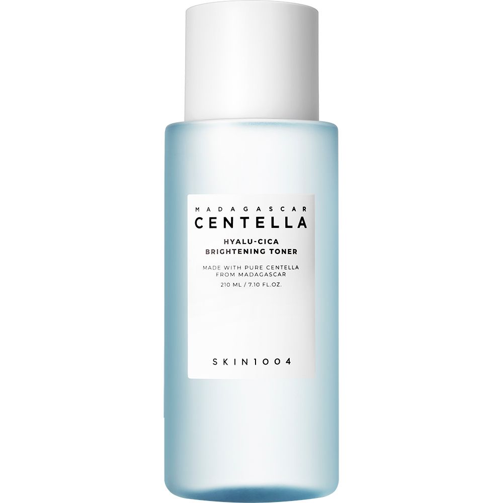 Lichtblauwe fles met witte dop. Opschrift: MADAGASCAR CENTELLA HYALU-CICA BRIGHTENING TONER. SKIN1004.