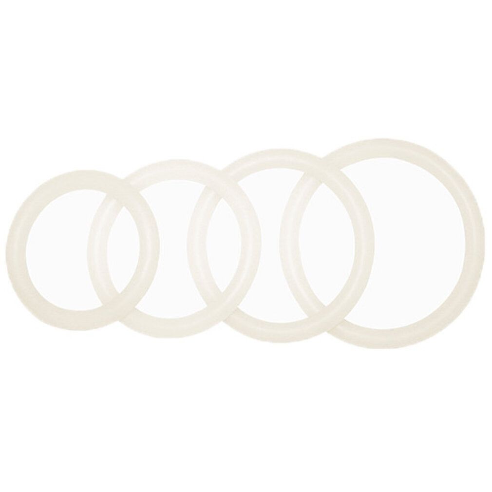 Quatre anneaux péniens blancs de tailles différentes. Alignés côte à côte. Fond blanc.