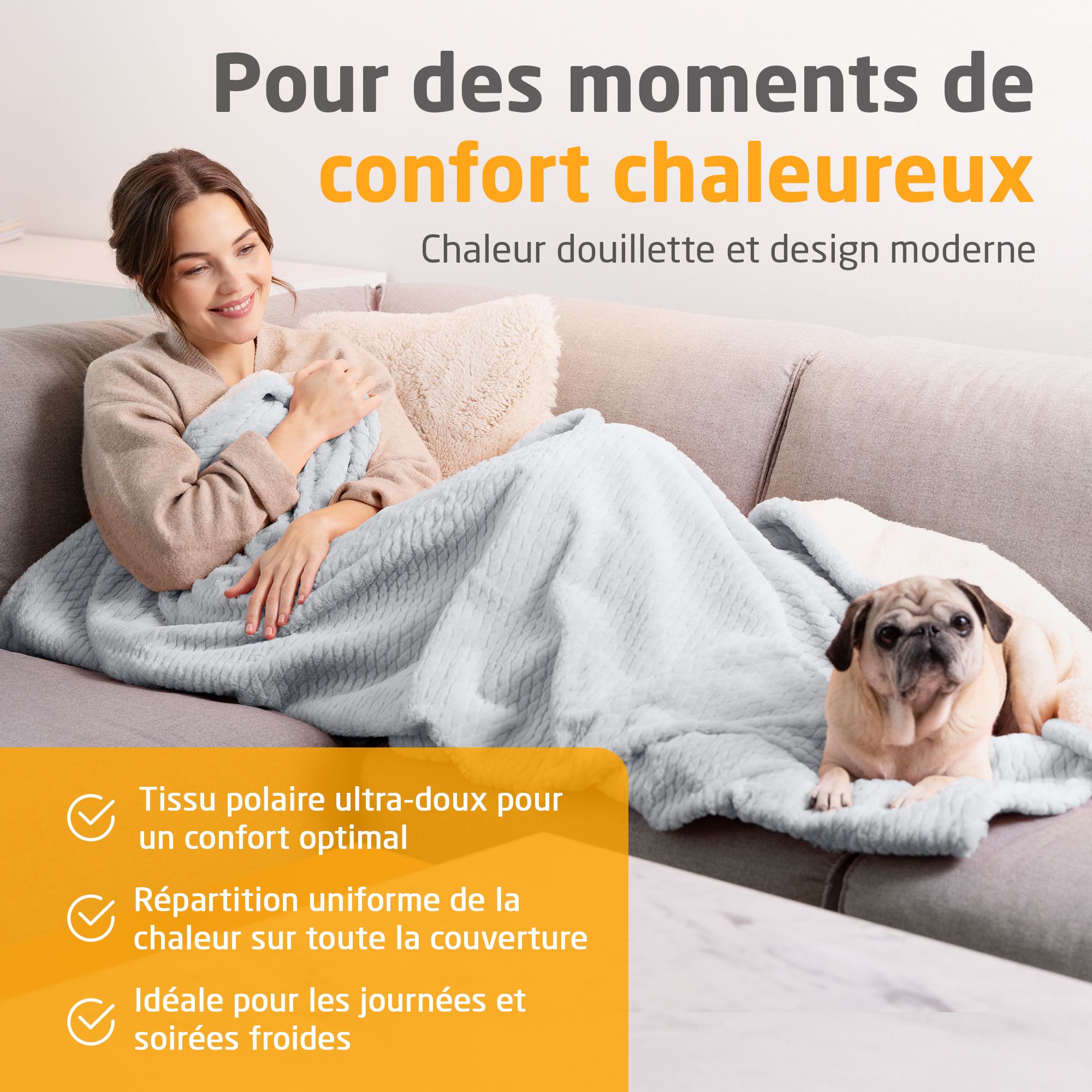 Couverture chauffante grise sur canapé. Femme et chien. Tissu polaire doux. Chaleur uniforme. Pour jours et soirées froides.