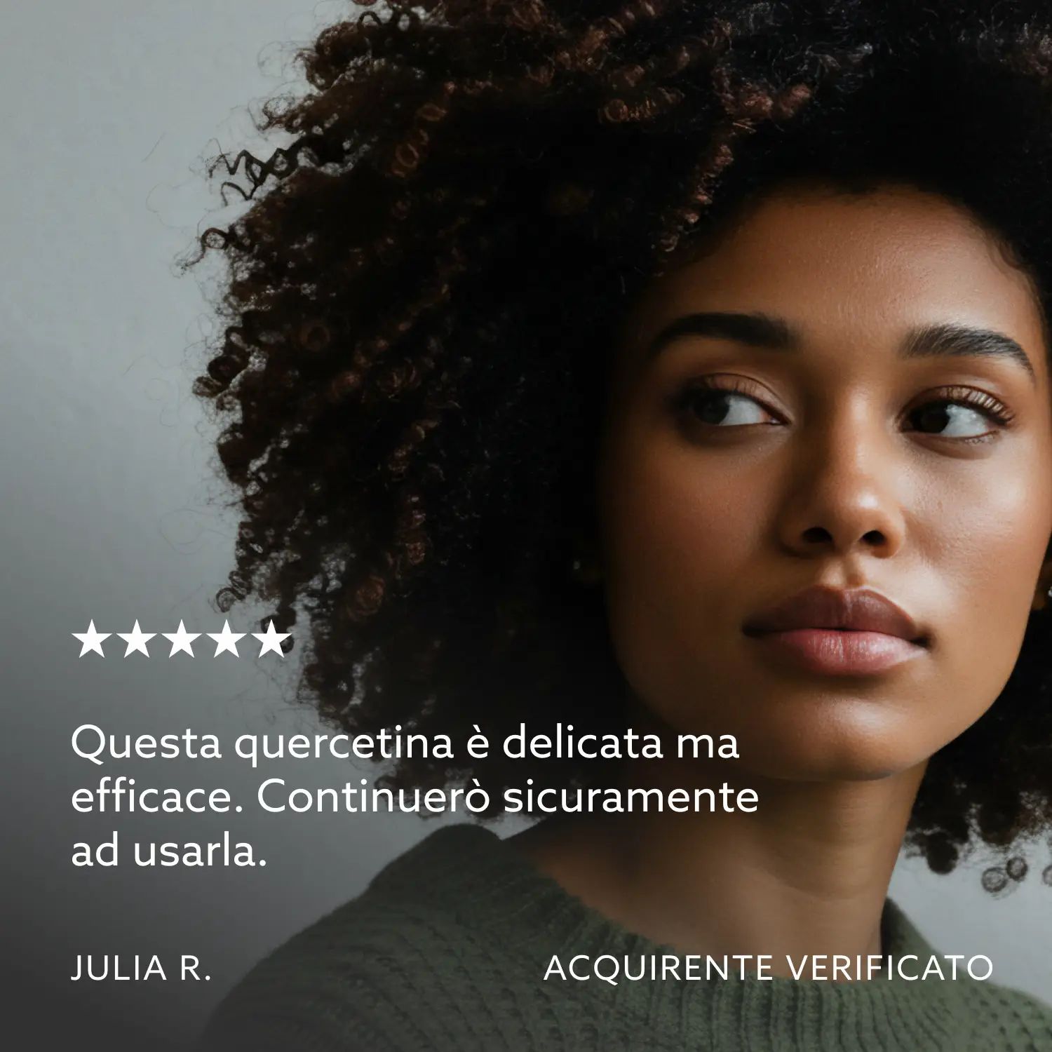 Portret van een vrouw. Tekst: Deze quercetine is mild maar effectief. Ik blijf het zeker gebruiken! Julia R., geverifieerde koper.
