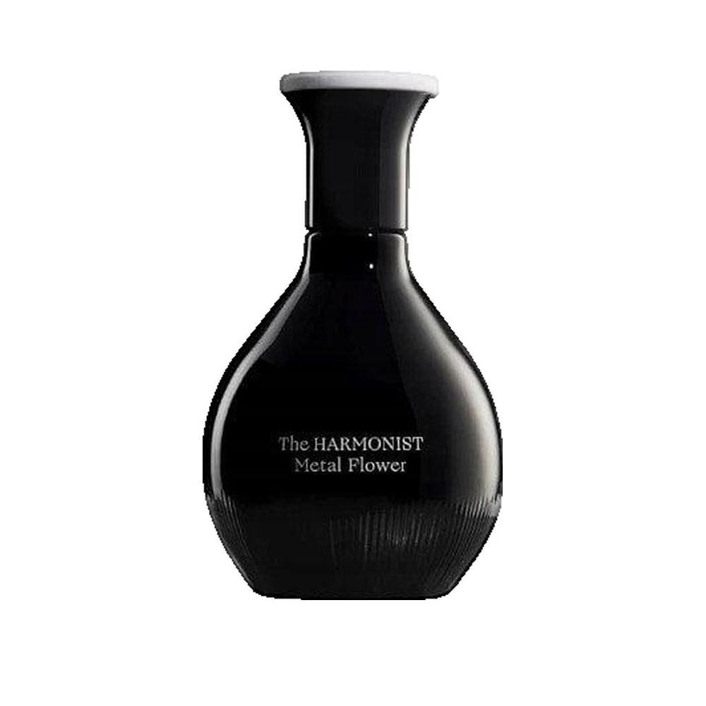 Zwarte flacon met witte dop. Opschrift: The HARMONIST Metal Flower. Vorm: bol, met geribbelde oppervlakte.