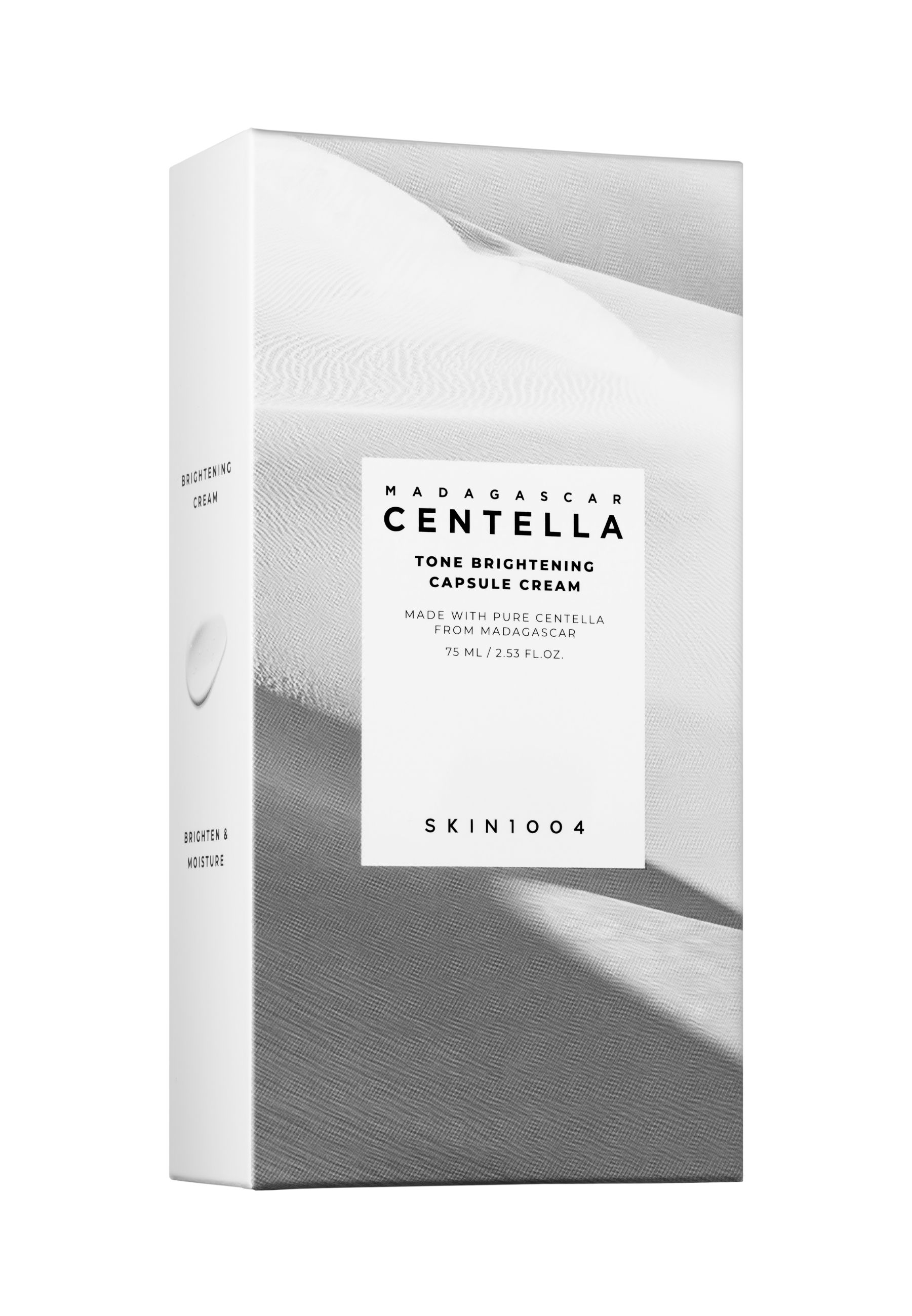 Verpakking met woestijnlandschap. Tekst: MADAGASCAR CENTELLA Tone Brightening Cream. Merk SKIN1004.