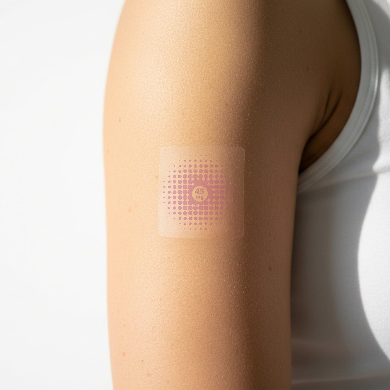 Un patch CBD à points roses, indiquant 45mg, appliqué sur une épaule.