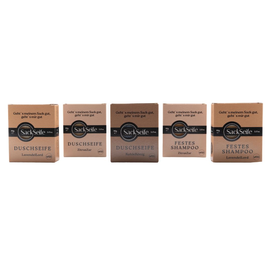 Vijf dozen met SackSeife. Opschriften: Duschseife, Lavendellord, ZitrusZar, KohleKönig, vaste shampoo. Logo: SackSeife.