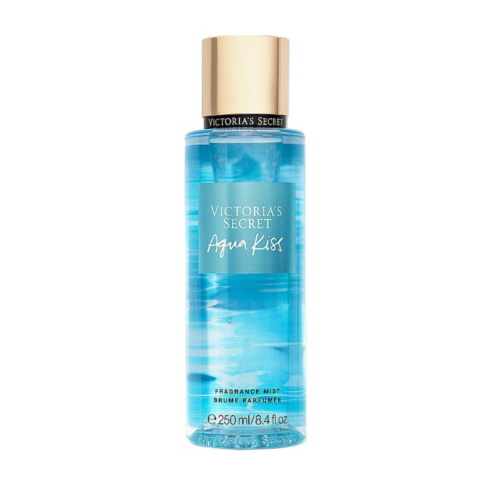 Victoria's Secret Aqua Kiss body spray fles. Lichtblauwe vloeistof, gouden dop. Opschrift Aqua Kiss en merknaam. Op witte achtergrond.