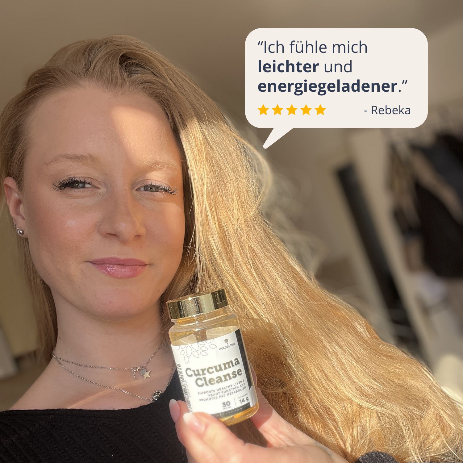 Vrouw houdt een fles Curcuma Cleanse vast en geeft een positieve beoordeling.