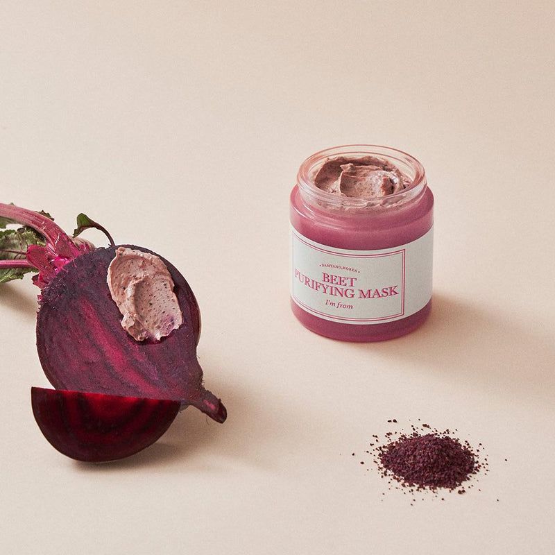 Gezichtsmasker in pot, rode biet en poeder. Tekst: BEET PURIFYING MASK, I'm from.