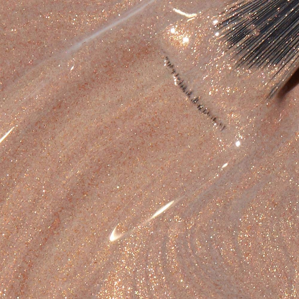 Vernis à ongles beige doré pailleté. Vue rapprochée avec pinceau.