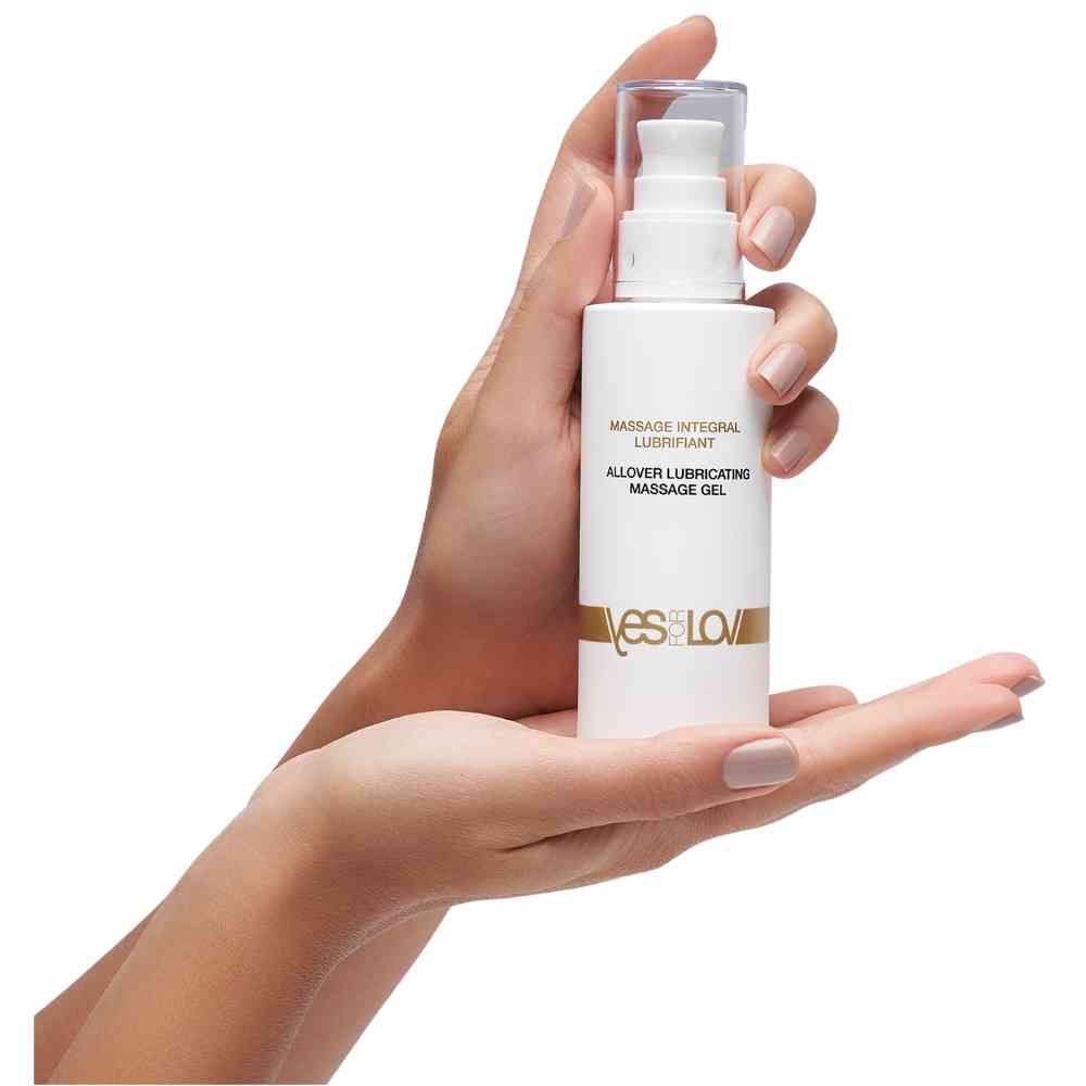 Handen houden een fles massagegel met pompdos vast.