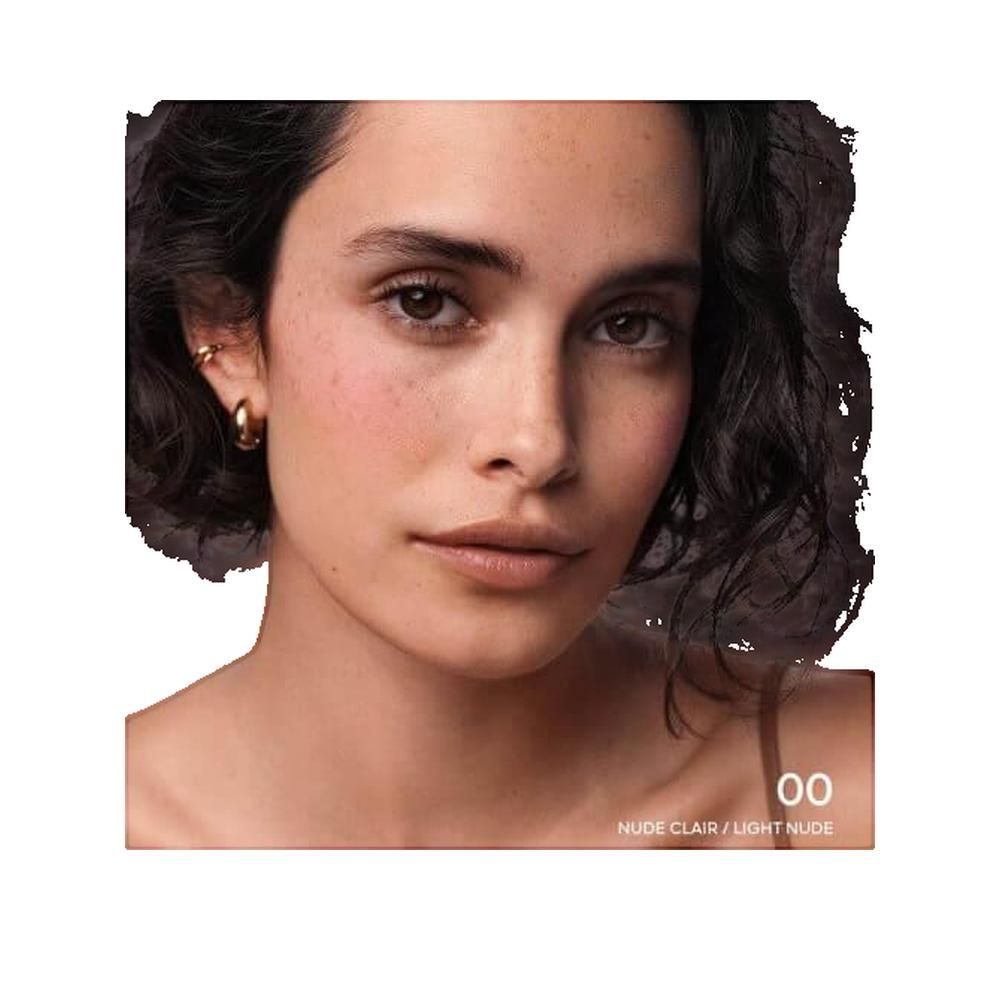 Portret van een vrouw met blush op de wangen. Rechtsonder: productafbeelding, roze blush compactpoeder met tekst.