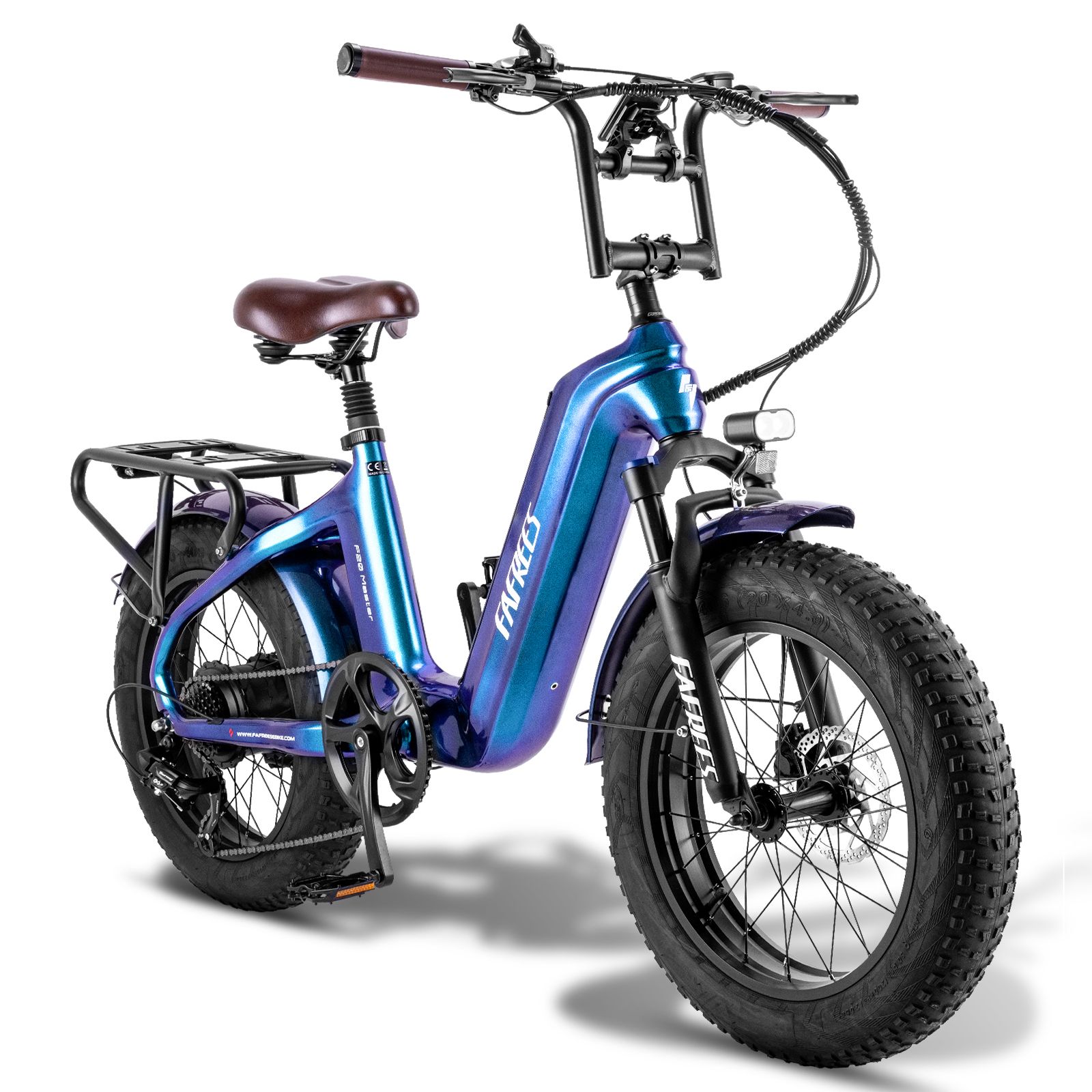 Vélo électrique bleu avec pneus larges, porte-bagages et selle marron. Marque Fafrees.