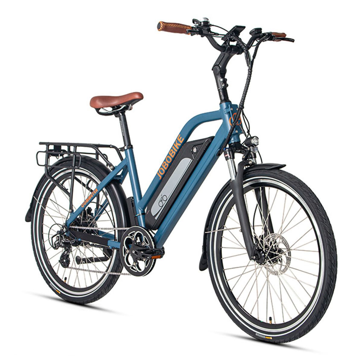 Vélo électrique de ville bleu avec selle et guidon marron. Porte-bagages arrière. Logo JOBOBIKE sur le cadre.