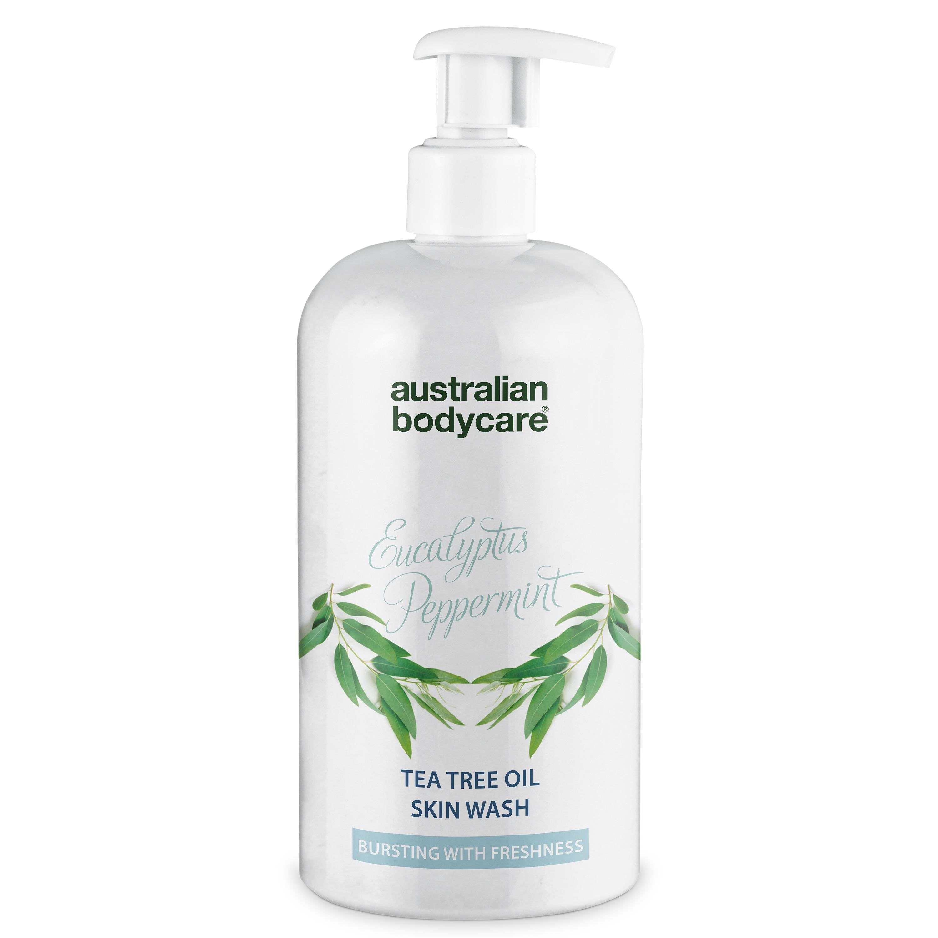 Flacon blanc avec pompe. Inscription : Australian Bodycare, Eucalyptus Peppermint, Tea Tree Oil Skin Wash.