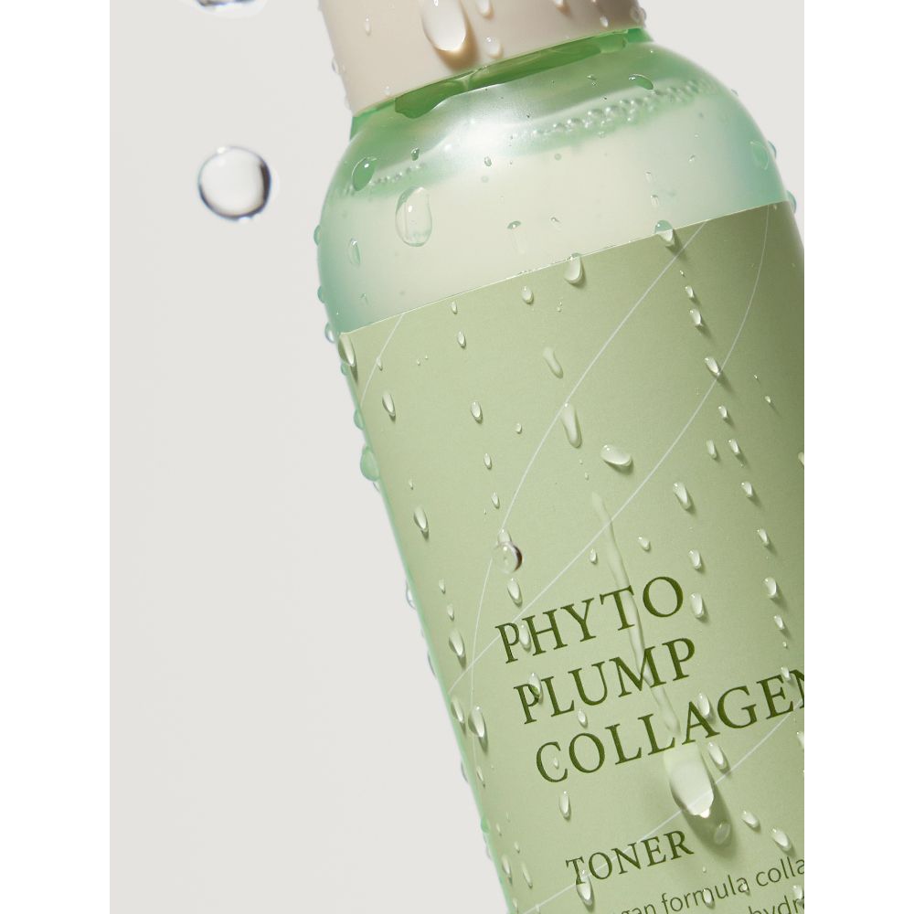 Groene fles met roze dop, bedekt met waterdruppels. Opschrift: Phyto Plump Collagen Toner.