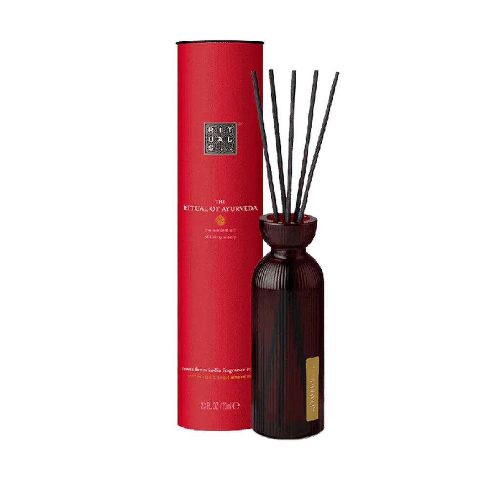 Bruin glazen flesje met geurstokjes en rode verpakking. Opschrift "Rituals Ayurveda".