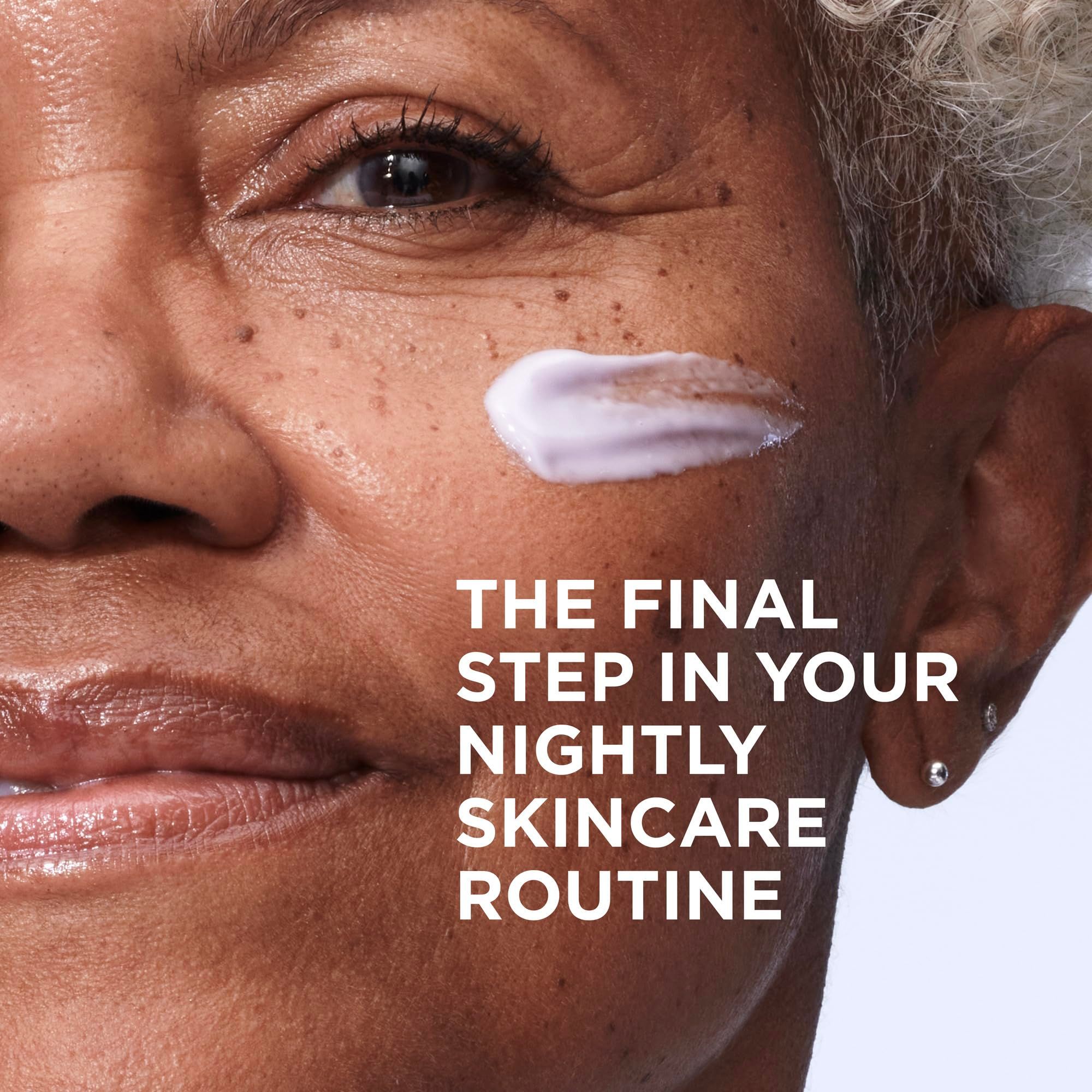 Crème sur la peau d'une femme, texte : The final step in your nightly skincare routine.