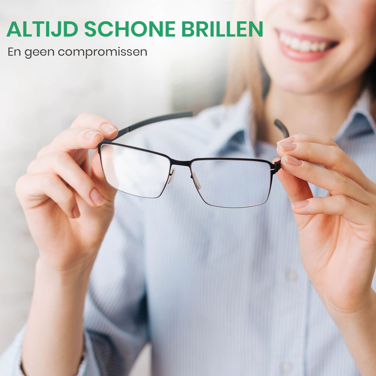 Vrouw houdt bril vast. Tekst: Altijd schone brillen. En geen compromissen.