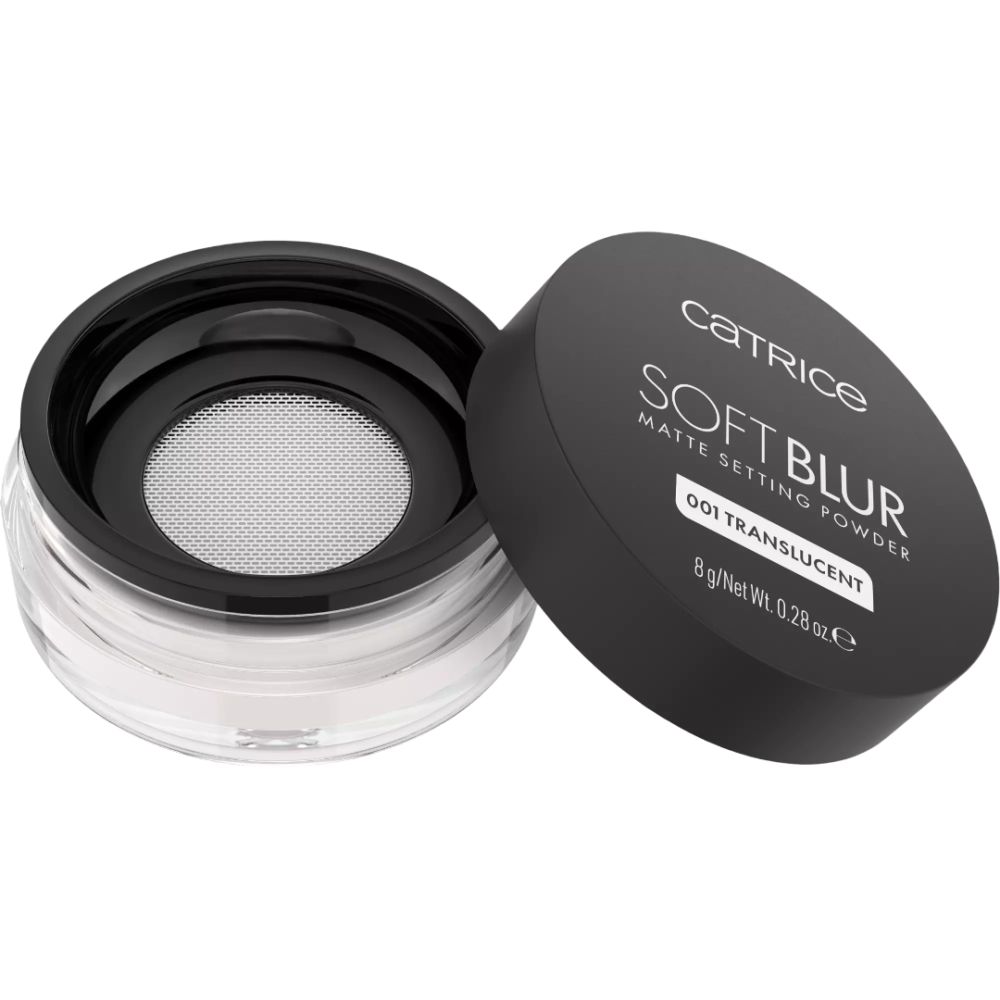 Boîte de poudre ouverte. Couvercle à côté. Sur le couvercle : Catrice Soft Blur Matte Setting Powder. 001 Translucent. 8g/Net Wt. 0.28 oz.e