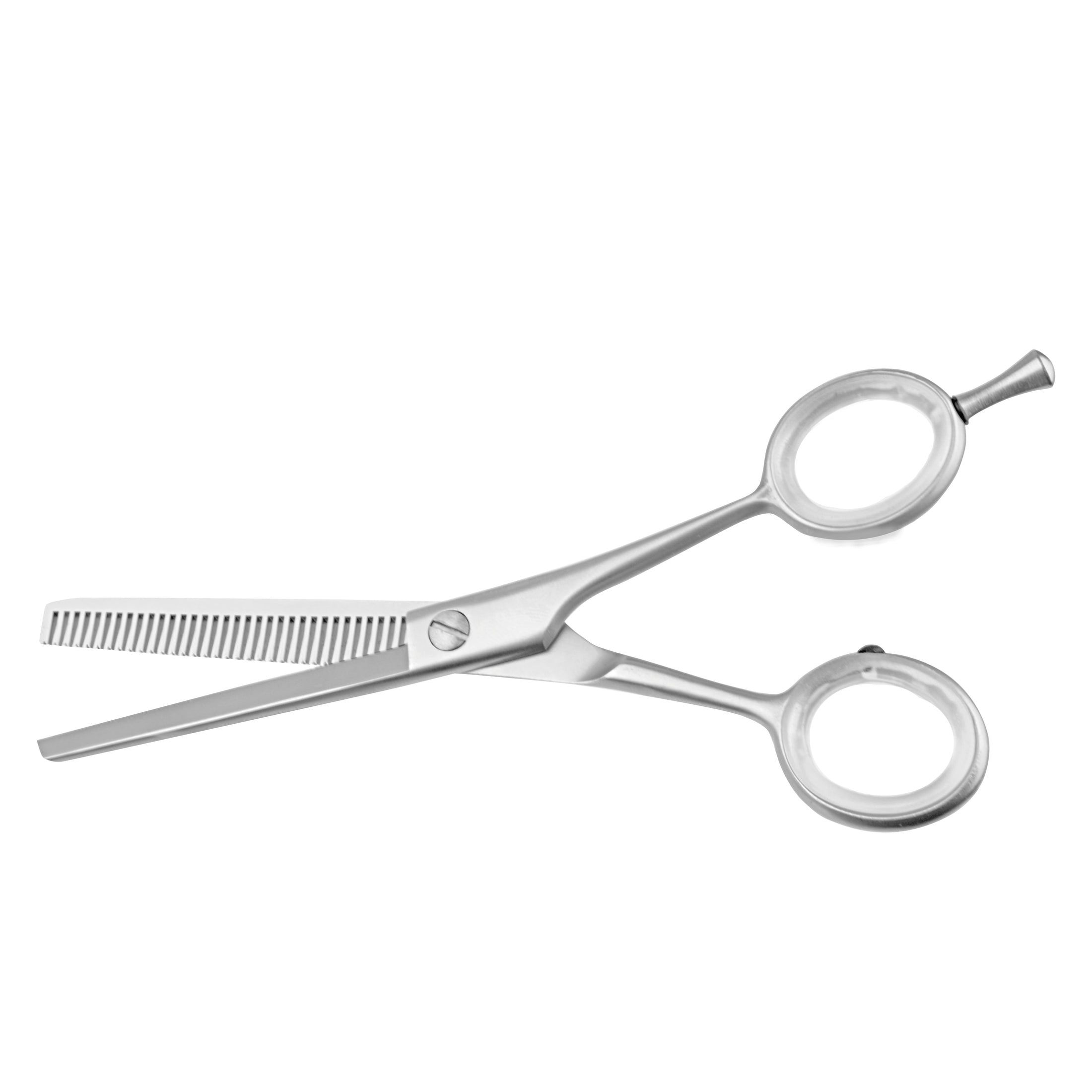 Kappersschaar van roestvrij staal. Eén kant met tanden, de andere glad. Twee ronde vingergaten. Zilverkleurig.