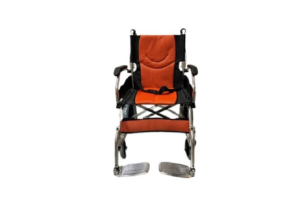 Vue de face d'un fauteuil roulant. Assise et dossier orange. Accoudoirs et cadre noirs. Repose-pieds.