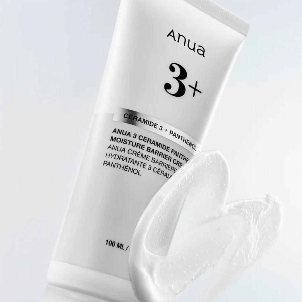 Witte tube met Anua 3+ Ceramide Panthenol vochtinbrengende crème. Crème aangebracht op de zijkant.