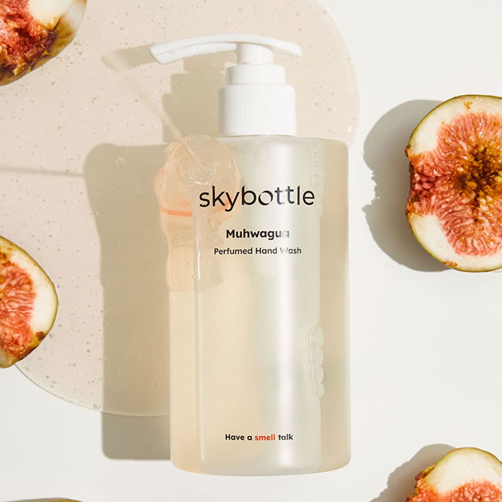 Transparante fles met witte pomp en vijgen. Opschrift: skybottle, Muhwagua, Perfumed Hand Wash. Slogan: Have a smell talk.